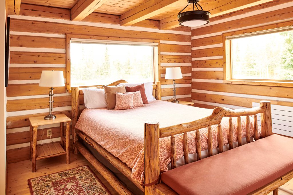 On voit une chambre tout en bois, question de bien se connecter avec la nature. 