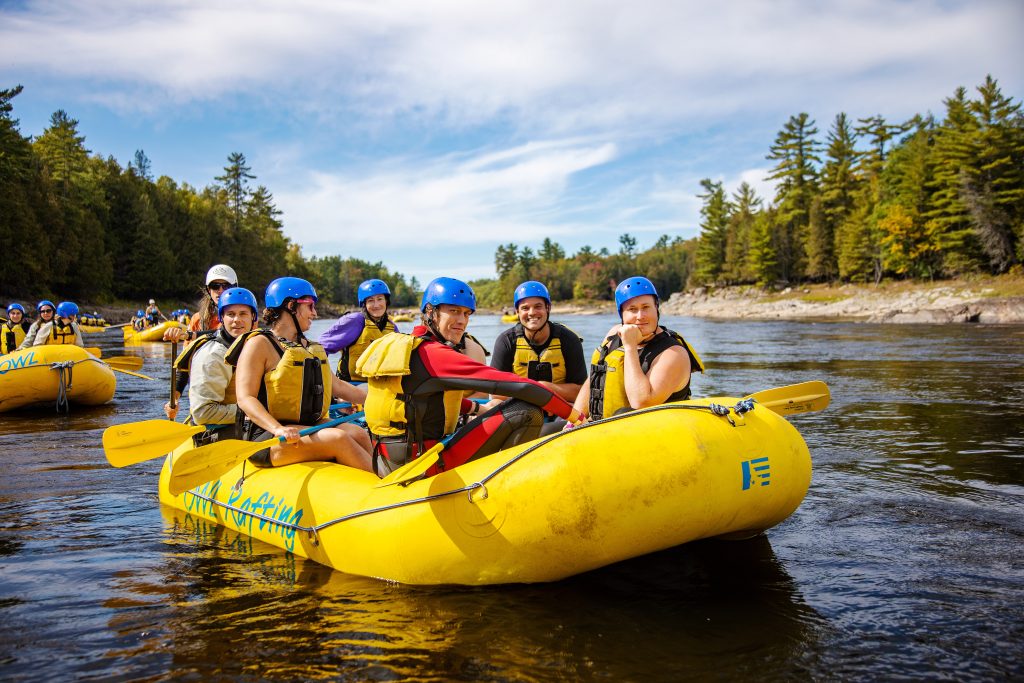 Un groupe dans un raft, sur la rivière des Outaouais, se prépare à l'excursion